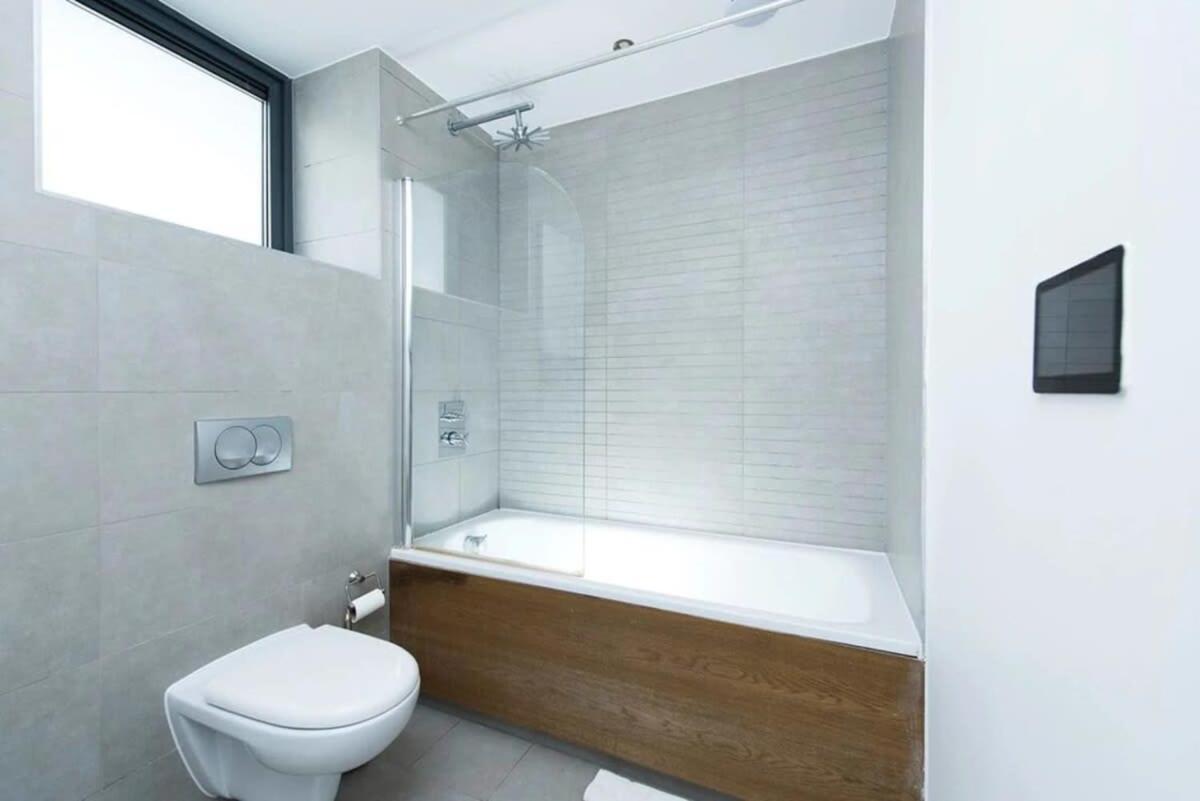 Modern 2 Bed Apartment W Balcony In Londra Exterior foto