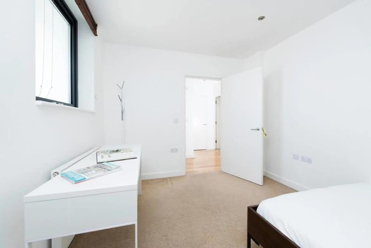 Modern 2 Bed Apartment W Balcony In Londra Exterior foto
