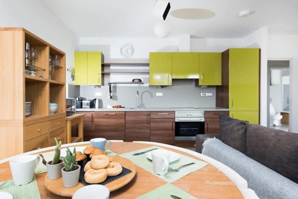 Modern 2 Bed Apartment W Balcony In Londra Exterior foto