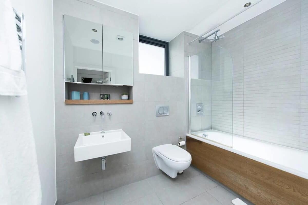 Modern 2 Bed Apartment W Balcony In Londra Exterior foto